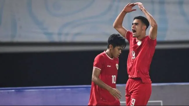Pemain Timnas Indonesia Jens Raven (kanan) dan Muhammad Kafiatur (kiri) berselebrasi usai membobol gawang Timnas Thailand dalam pertandingan final Piala ASEAN U19 Boys Championship atau AFF U19 di Stadion Gelora Bung Tomo, Surabaya, Jawa Timur, Senin (29/7/2024) (Sumber: Kompas.tv/Ant/Sigid Kurniawan)