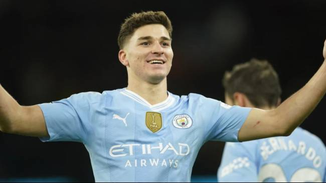 Penyerang Manchester City, Julian Alvarez, merayakan gol yang dicetaknya dalam laga Premier League melawan Sheffield United yang berkesudahan dengan skor 2-0 di Stadion Etihad, Sabtu (30/12/2023). (Sumber: AP Photo/Dave Thompson)