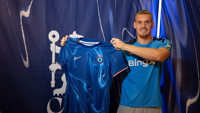 Jorgensen resmi bergabung dengan Chelsea. Foto: Chelsea FC via Getty Images/Darren Walsh