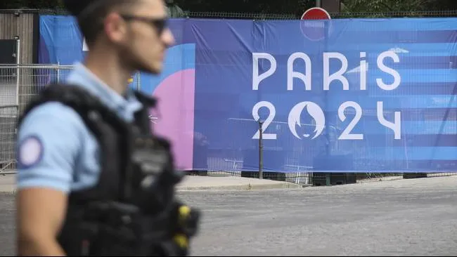 Polisi Prancis berangkat patroli di Paris, Sabtu, 20 Juli 2024, tepat di luar Paris. Menteri Dalam Negeri Prancis mengungkapkan sekitar 5.000 orang dilarang hadir di Olimpiade Paris, 1.000 orang diantaranya diduga terlibat spionase. (Sumber: AP Photo)