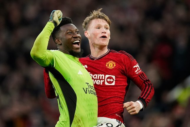 Andre Onana dan Scott McTominay merayakan kemenangan Manchester United atas Liverpool di perempat final FA Cup, Minggu (17/3/2024). (c) AP Photo/Dave Thompson
