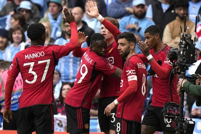 Skuat Manchester United merayakan gol Scott McTominay ke gawang Coventry City, Minggu (21/4/2024) (c) AP Photo/Alastair Grant