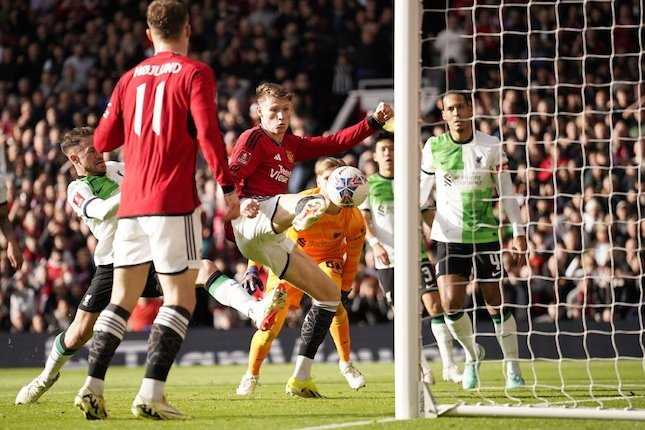 Scott McTominay saat mencetak gol di laga Manchester United vs Liverpool di perempat final FA Cup 2023/24 di Old Trafford, Minggu (17/03/2024) malam WIB. (c) AP Photo/Dave Thompson
